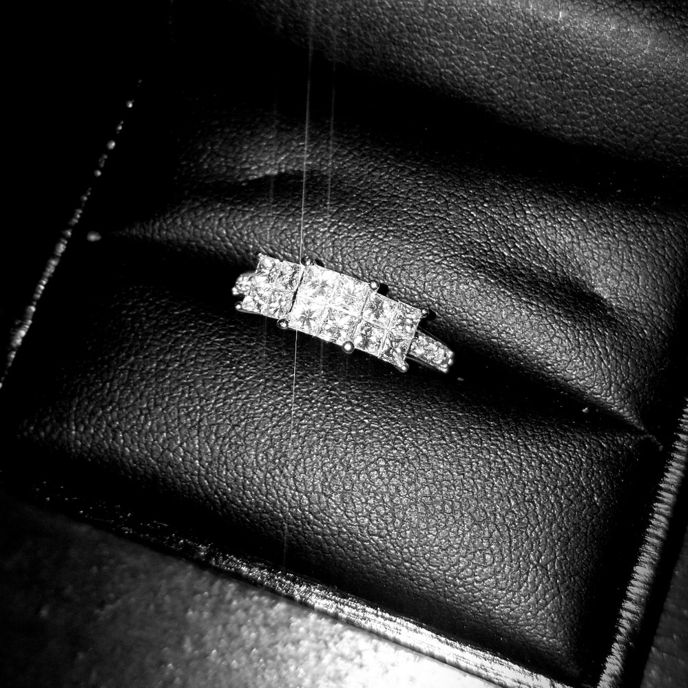 1 1/4 CT Diamond engagement ring 14k white gold